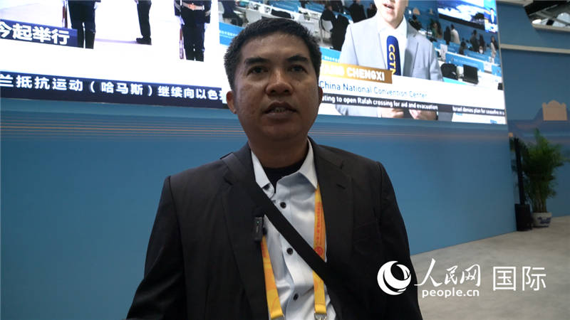 印尼《辛加朗綜合日?qǐng)?bào)》記者班邦·蘇利斯提奧（Bambang Sulistio）與記者交談。人民網(wǎng) 楊春燕攝