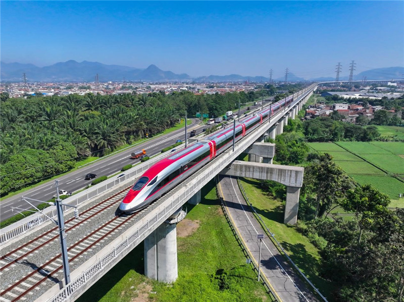 奔馳在雅萬高鐵上的動(dòng)車組。中車青島四方機(jī)車車輛股份有限公司供圖