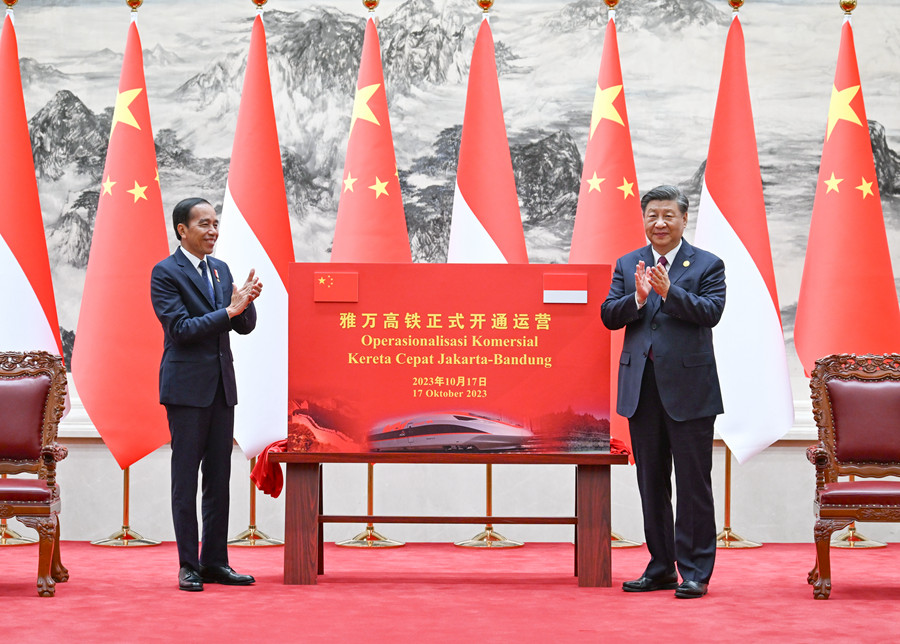 10月17日下午，國家主席習近平在北京人民大會堂同來華出席第三屆“一帶一路”國際合作高峰論壇并進行國事訪問的印度尼西亞總統(tǒng)佐科舉行會談。會談后，兩國元首共同為雅萬高鐵正式開通運營揭幕。