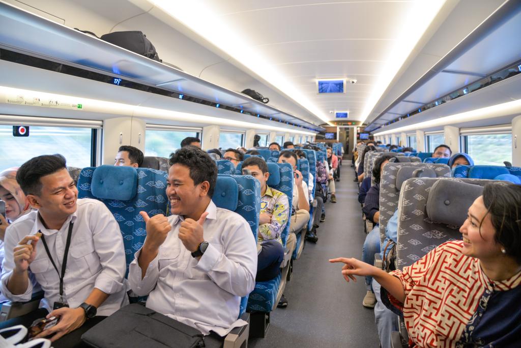 10月17日，乘客在行駛中的雅萬高鐵高速動車組列車車廂內(nèi)交談。
