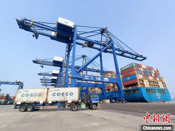 圖為海南洋浦國際集裝箱碼頭，卡車將集裝箱從后方堆場運往碼頭裝卸區(qū)。　張月和 攝