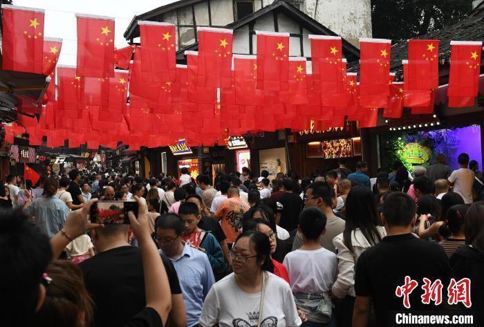 圖為重慶千年古鎮(zhèn)磁器口游人如織。<a target='_blank' href='/' ><p  align=