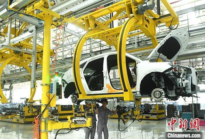 資料圖：汽車生產(chǎn)車間內的工作人員正在組裝車輛。 <a target='_blank' href='/'><p  align=
