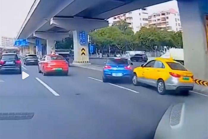 視頻截圖顯示，發(fā)生碰撞的剎那，出租車后方似乎確有車燈點亮。