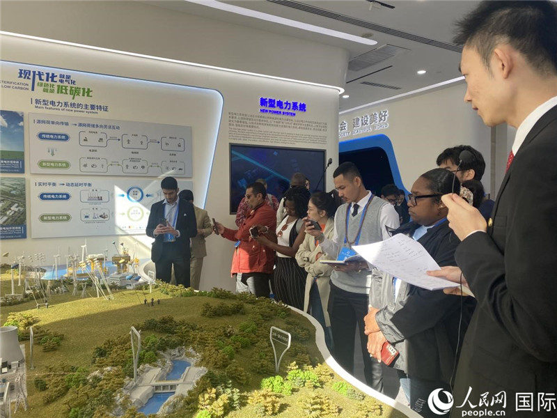 2023“一帶一路”媒體合作論壇聯(lián)合采訪團參訪中國能建。人民網(wǎng)記者 于洋攝