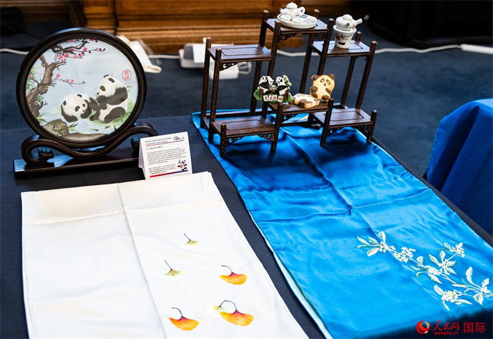 活動現(xiàn)場的現(xiàn)場文創(chuàng)展、互動體驗區(qū)、非遺區(qū)展示。人民網(wǎng) 郭錦標(biāo)攝