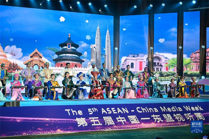 10月21日，在馬來(lái)西亞行政首都普特拉賈亞，演員在第五屆中國(guó)—東盟視聽(tīng)周開(kāi)幕活動(dòng)上表演。新華社記者 程一恒 攝