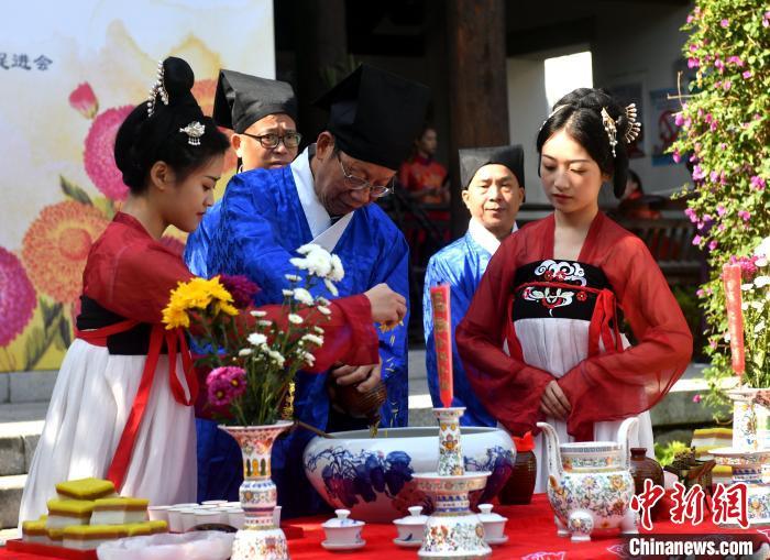 資料圖：圖為傳統(tǒng)重陽(yáng)祭酒儀式?！蚊?攝