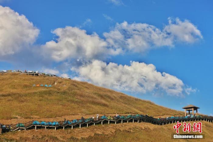 資料圖：圖為江西武功山高山草甸旁的登山步道，游客在登山。 劉力鑫 攝