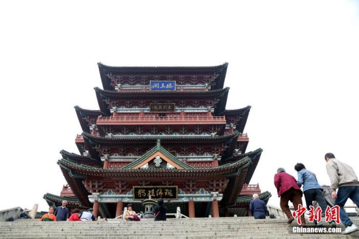 資料圖：中國(guó)農(nóng)歷九月初九，重陽(yáng)佳節(jié)。民眾來(lái)到位于江西南昌的滕王閣旅游區(qū)，登高祈福。<a target='_blank' href='/'><p  align=