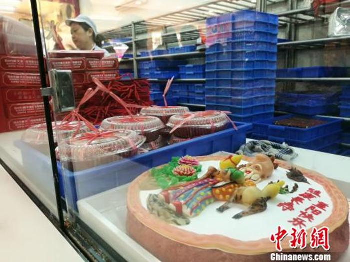 資料圖：等待銷(xiāo)售的重陽(yáng)糕?！＄娚?攝
