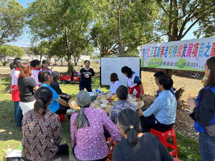 10月23日，廣東韶關(guān)農(nóng)村的互助養(yǎng)老探索，結(jié)合仁化縣董塘鎮(zhèn)新龍村的重陽節(jié)活動，將村支書、婦女主任、項(xiàng)目管理人員、新龍村助老員、村民志愿者、健康熱心的老人聚集在一起。 受訪者供圖