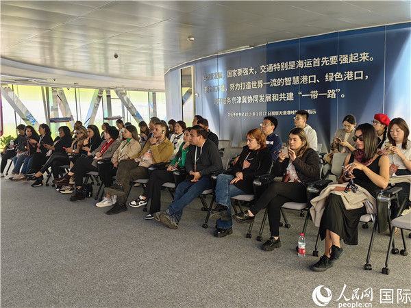 外媒記者探訪天津港北疆港區(qū)C段智能化集裝箱碼頭。人民網(wǎng)記者 符園園攝