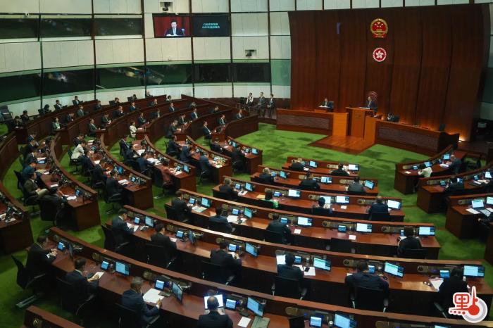 李家超在立法會(huì)宣讀新一份施政報(bào)告。圖片來源：香港“點(diǎn)新聞” 麥鈞杰 攝