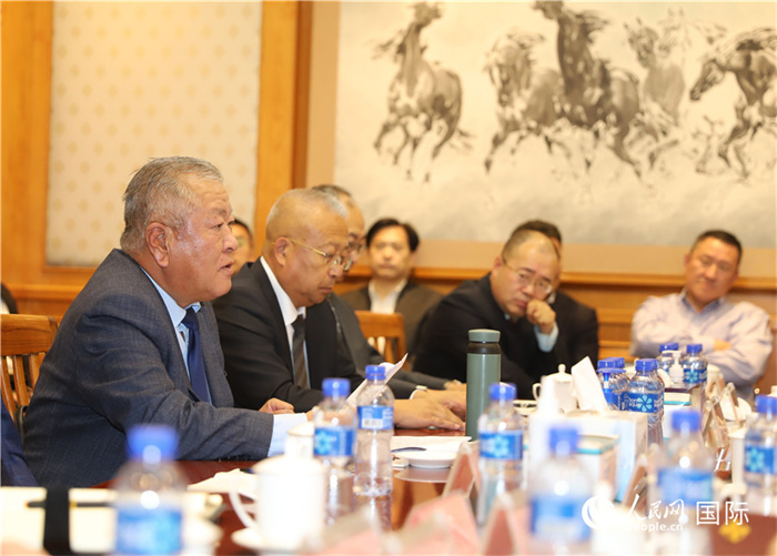 2.2023年10月30日，張義波（左一）會長匯報(bào)商會工作情況。人民網(wǎng)記者 霍文攝