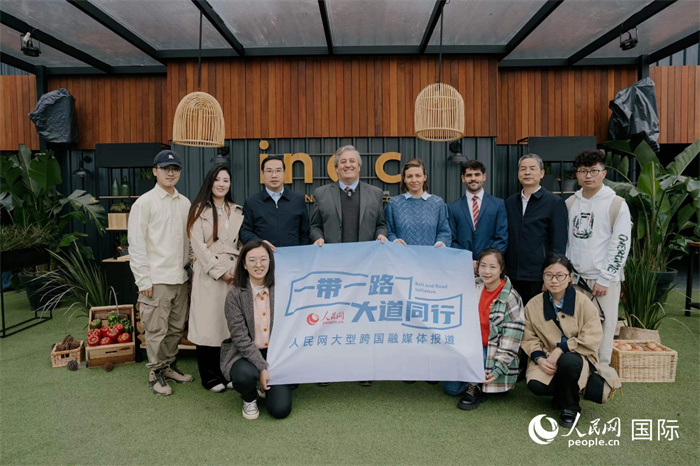 在烏拉圭第118屆普拉多牧農(nóng)業(yè)國際博覽會(huì)上，烏拉圭國家肉類協(xié)會(huì)主席與人民網(wǎng)記者合影。人民網(wǎng)記者 張若涵攝