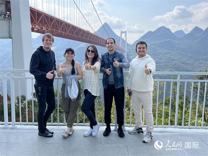 歐亞國家記者在壩陵河大橋下合影，并給大橋“點贊”。人民網(wǎng) 花放攝