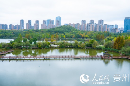 秋日時節(jié)，觀山湖公園景色美不勝收。人民網(wǎng) 陽茜攝