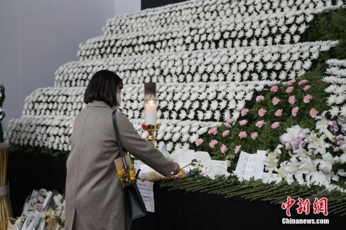 當(dāng)?shù)貢r間11月1日23時45分許，韓國民眾在位于首爾廣場的集體焚香所悼念梨泰院踩踏事故遇難者。 <a target='_blank' href='/'><p  align=