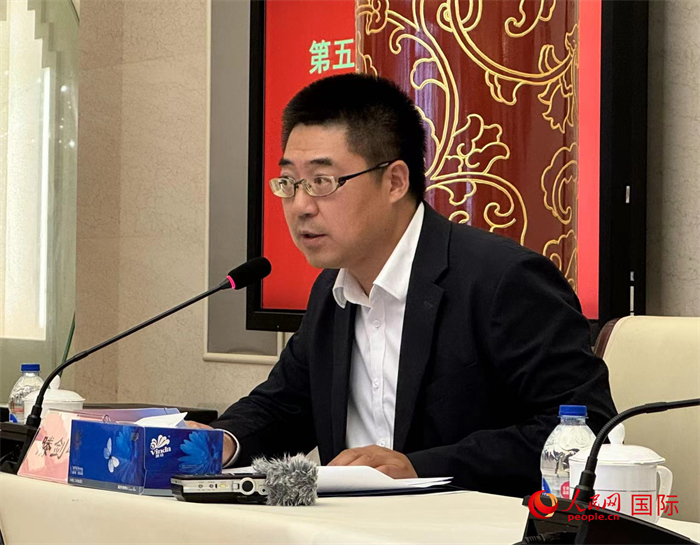 10月31日，歐美同學(xué)會副秘書長滕劍峰在第五屆中法文化論壇媒體吹風(fēng)會上講話。（人民網(wǎng) 謝瑩攝）