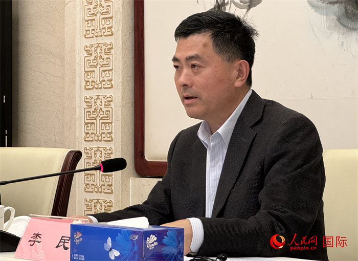 10月31日，歐美同學(xué)會秘書長李民在第五屆中法文化論壇媒體吹風(fēng)會上講話。（人民網(wǎng) 謝瑩攝）