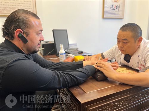   （外媒記者走進(jìn)中醫(yī)堂，問(wèn)診中醫(yī)名師。中國(guó)經(jīng)濟(jì)周刊記者 郭志強(qiáng)攝）