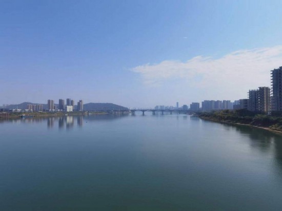 　　10月24日，在清水塘大橋景觀通道上拍攝的湘江景色。本報記者 常雯宜攝