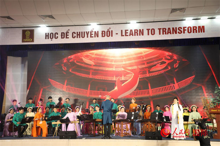 越南新活力民族樂團(tuán)的藝術(shù)家在進(jìn)行演奏。人民網(wǎng)記者楊曄攝