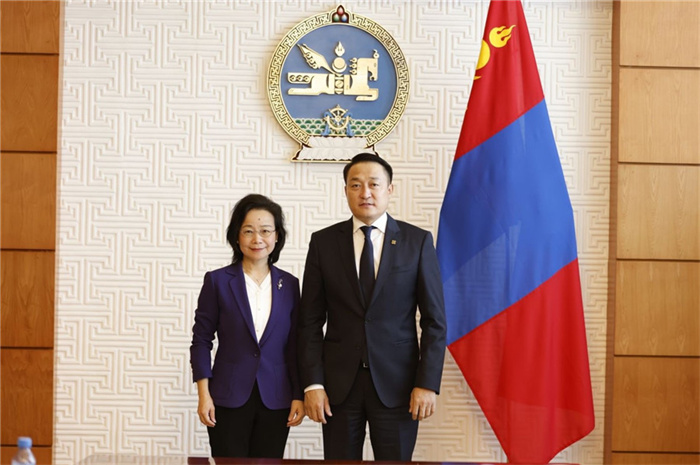 10月31日，中國駐蒙古國大使沈敏娟到任拜會蒙政府辦公廳主任兼蒙古人民黨總書記阿瑪爾巴伊斯格楞（右）。中國駐蒙古使館供圖