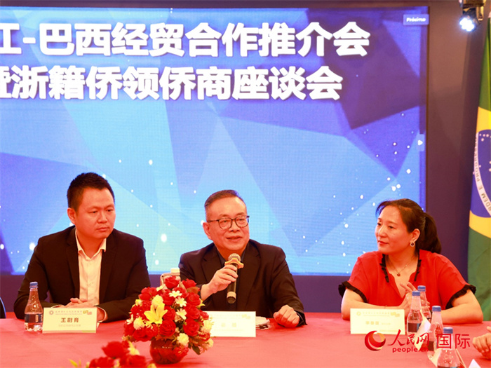 浙江海外聯(lián)誼會(huì)常務(wù)副會(huì)長(zhǎng)徐旭（中）和與會(huì)僑領(lǐng)僑商座談。人民網(wǎng)記者 陳海琪攝