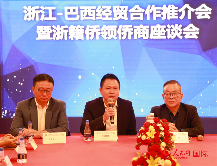 中國(guó)駐里約代總領(lǐng)事王尉育（中）在活動(dòng)中致辭。人民網(wǎng)記者 陳海琪攝