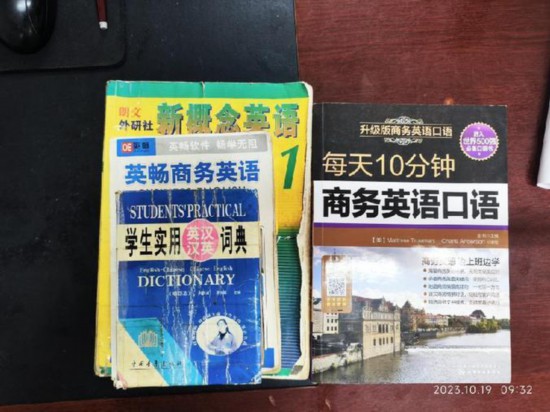   胡振興學(xué)習(xí)英語(yǔ)所用的資料。（圖片由受訪者提供）