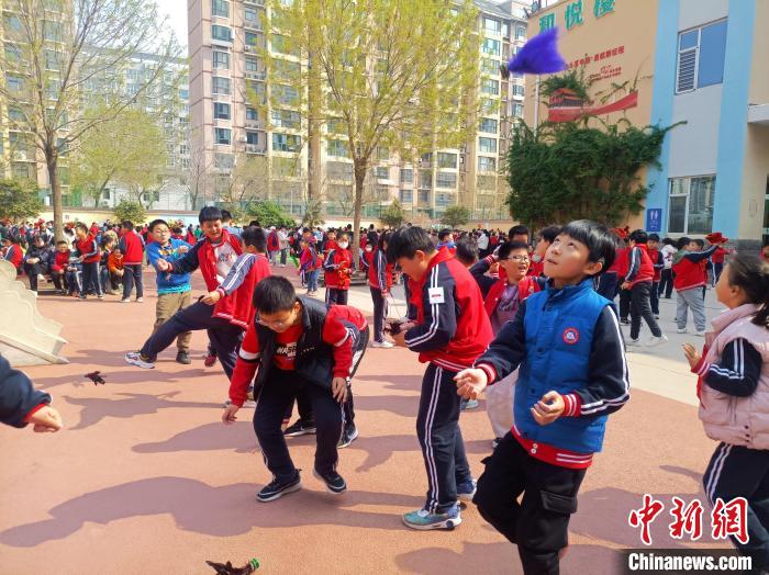 資料圖：小學(xué)生在大課間踢毽子。黃建 攝