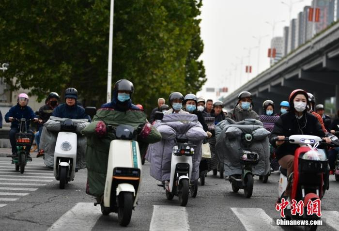 11月3日，河北石家莊迎降溫天氣，市民“捂”裝出行。 <a target='_blank' href='/'><p  align=