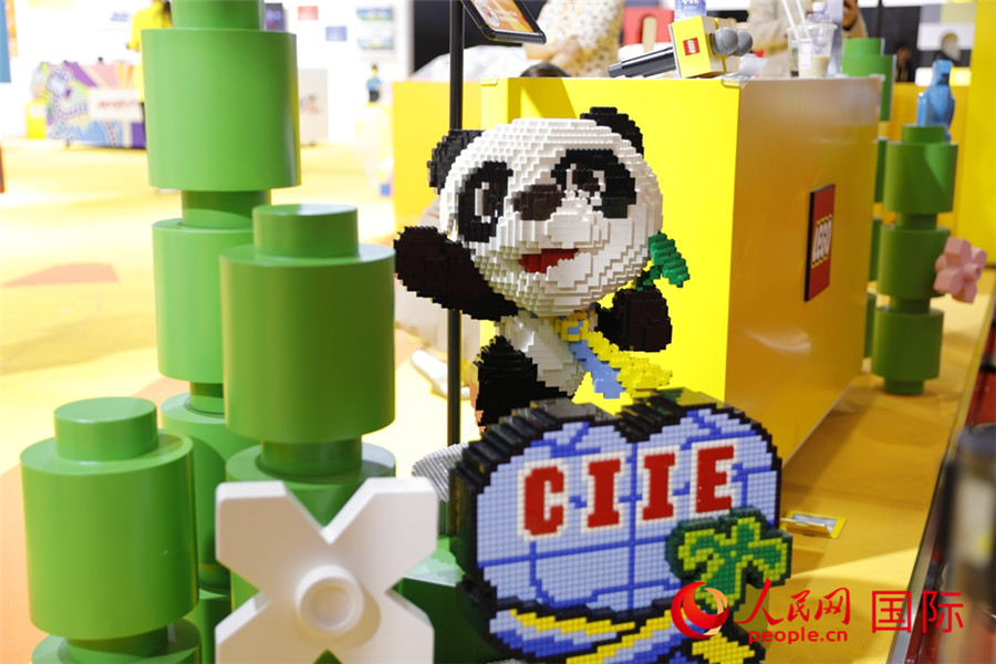 11月5日，消費(fèi)品展區(qū)展出的進(jìn)博會(huì)吉祥物進(jìn)寶造型積木。人民網(wǎng)記者 李美玉攝