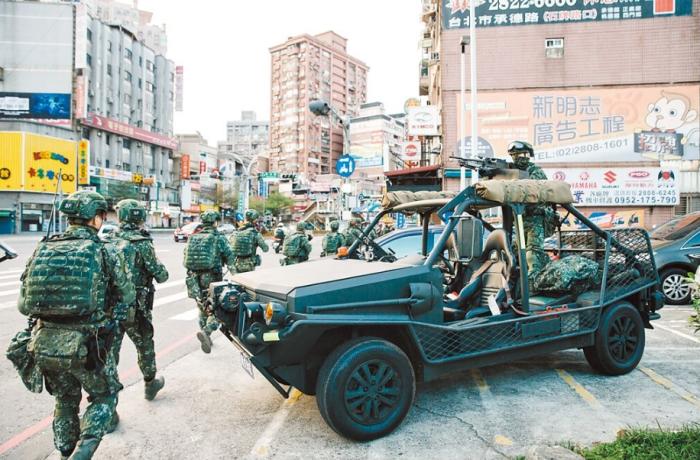 圖為2021年臺陸軍特種作戰(zhàn)指揮部在演習(xí)。圖片來源：臺灣《中國時報》。