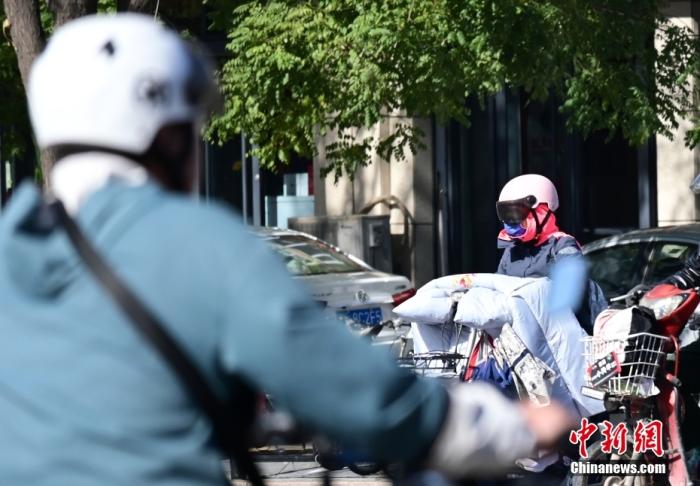 石家莊街頭，市民紛紛穿上厚厚的外套“捂”裝前行。 <a target='_blank' href='/'><p  align=