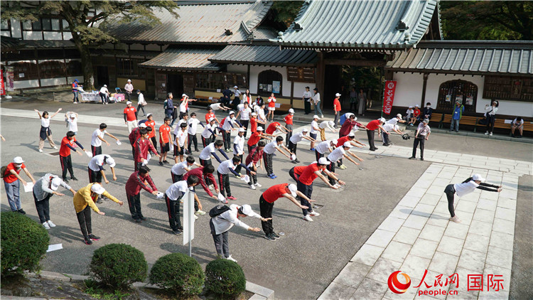 開跑前，中日青少年一起做熱身運(yùn)動(dòng)。人民網(wǎng) 蔣曉辰攝