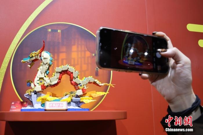 第六屆中國國際進(jìn)口博覽會(huì)舉行，消費(fèi)品展區(qū)展出以生肖龍為題材的中國元素產(chǎn)品。<a target='_blank' href='/'><p  align=