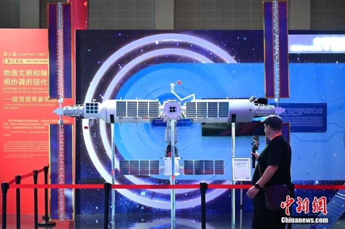 11月5日，觀眾在進(jìn)博會(huì)中國館參觀拍攝中國空間站模型。<a target='_blank' href='/'><p  align=