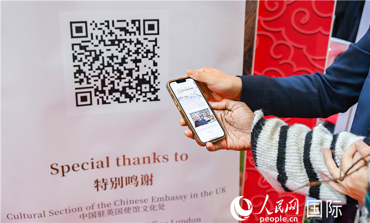 觀眾掃碼《我們的中國故事》系列視頻。人民網(wǎng) 郭錦標(biāo)攝