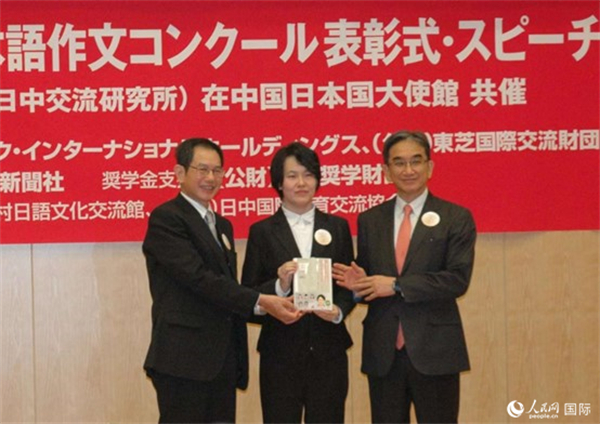 日本駐華大使垂秀夫（右一）、日本僑報社總編輯段躍中（左一）和趙志琳同學(xué)合影留念。人民網(wǎng)記者 陳建軍攝
