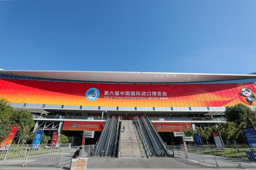 這是第六屆進(jìn)博會(huì)場(chǎng)館國(guó)家會(huì)展中心（上海）外景（2023年11月2日攝）。新華社記者 辛夢(mèng)晨 攝