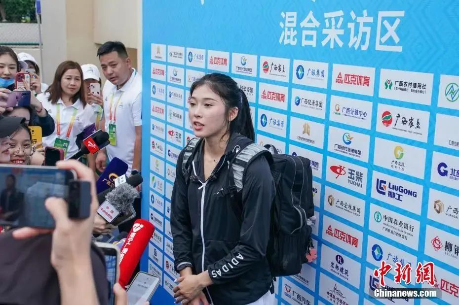 圖為吳艷妮在10日比賽結(jié)束后接受媒體采訪。陳冠言 攝