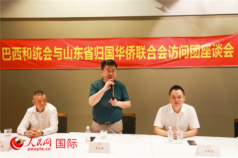 中國僑聯(lián)副主席、山東省僑聯(lián)主席李興鈺（中）在座談會(huì)上致辭。人民網(wǎng)記者 陳海琪攝