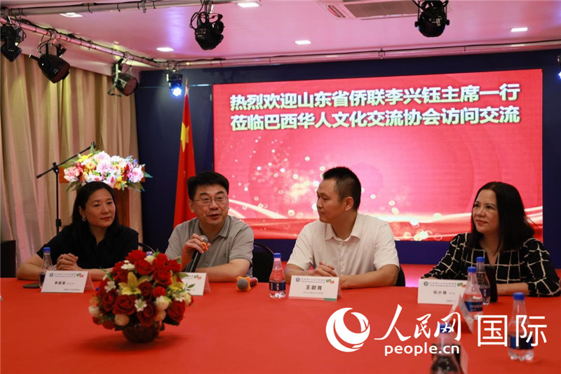 山東省僑聯(lián)主席李興鈺（左二）和與會(huì)僑領(lǐng)座談。人民網(wǎng)記者宋亦然攝