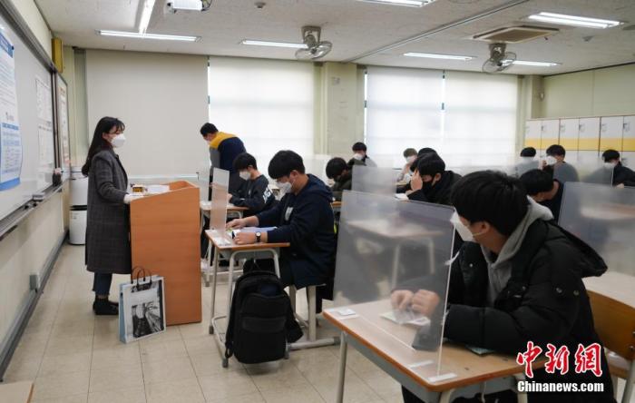 12月3日，延遲近一個月的韓國高考舉行。據(jù)韓國教育部消息，今年考生約49.34萬人，創(chuàng)歷史最低紀錄。圖為在首爾某考點內(nèi)，考桌上設(shè)有隔板。