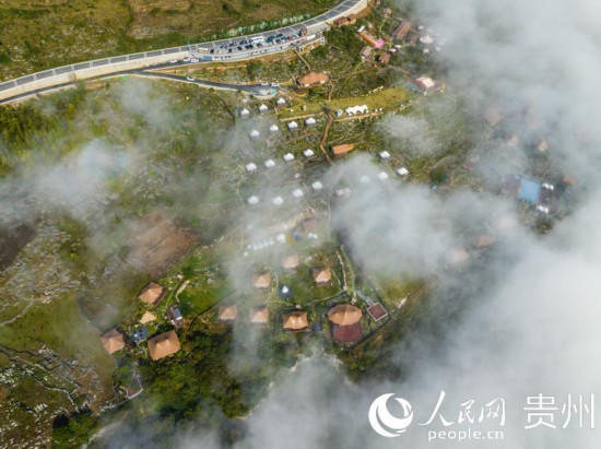 航拍掩映在晨間薄霧中的“花都里·化屋野奢度假營地“。人民網(wǎng) 陽茜攝