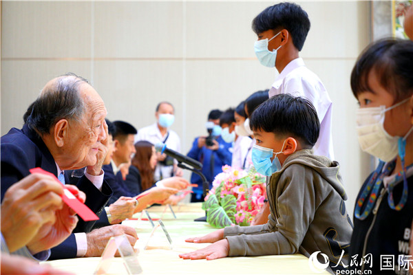 圖為獎(jiǎng)助學(xué)金頒發(fā)現(xiàn)場(chǎng)。人民網(wǎng)記者 白元琪攝