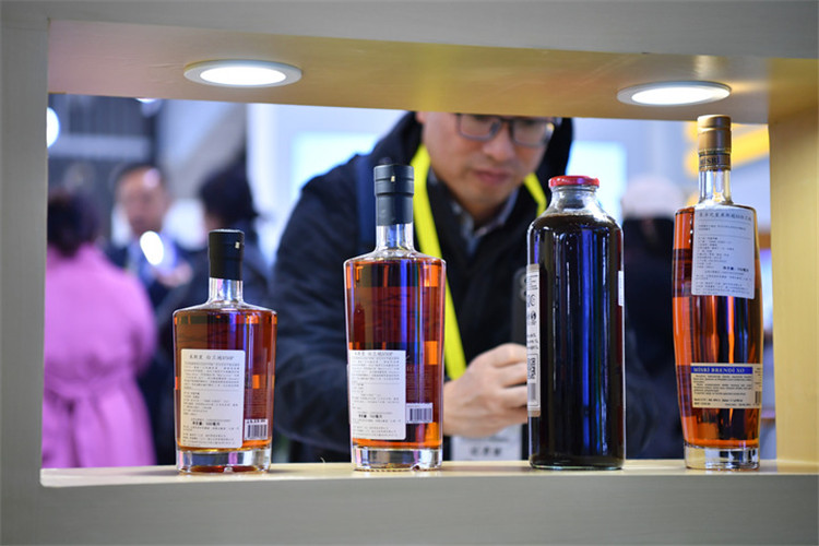 11月16日，觀眾在第七屆絲博會上參觀阿塞拜疆展位上的酒水產(chǎn)品。新華社記者 邵瑞 攝